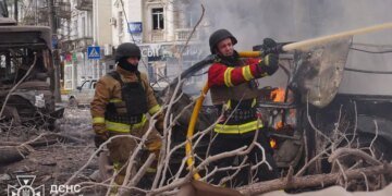 Российская авиабомба попала в жилую многоэтажку в Сумах, под завалами ищут людей