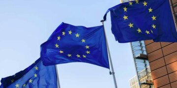 С впервые продлил санкции против России на три года, но исключил из списков олигархов Путина