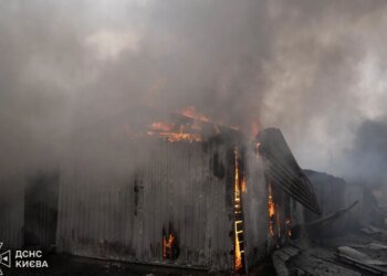 Удар по Оболони: в Киеве горели автомобили, пострадал человек. ФОТО