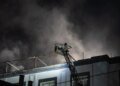 У Києві дрони влучили в офісну будівлю, уламки впали у двох районах