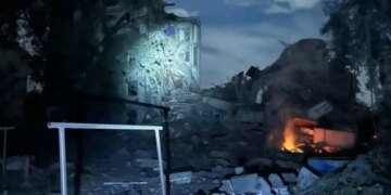росіяни вдарили по Комишувасі на Запоріжжі: загинув чоловік, поранені люди
