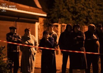 Атака рф на Київ забрала життя комунальника, на території західного посольства попередньо виявили уламки