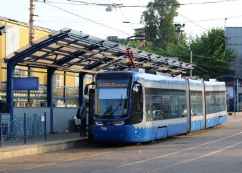Екстрені відключення: у двох районах Києва зупинили наземний електротранспорт, у метро "темно"