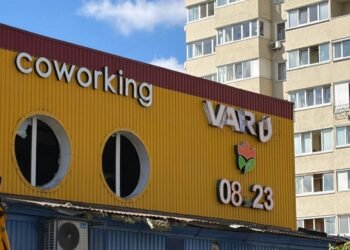 В Киеве в результате обстрела уничтожен супермаркет VARUS (фото, видео)