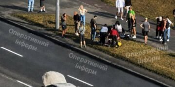 Прямо на проїжджу частину: у Києві впали уламки БпЛА: є постраждалі