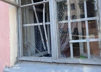 Мама вийшла лише на мить: у Києві маленький хлопчик опинився за зачиненими дверима