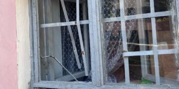 Мама вийшла лише на мить: у Києві маленький хлопчик опинився за зачиненими дверима