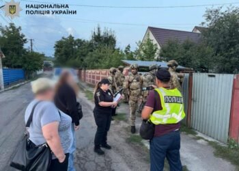 Під’їхав і відкрив вогонь: на Київщині чоловік стріляв по людях