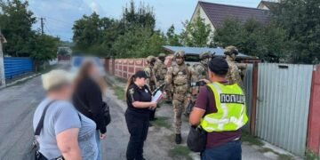 Під’їхав і відкрив вогонь: на Київщині чоловік стріляв по людях