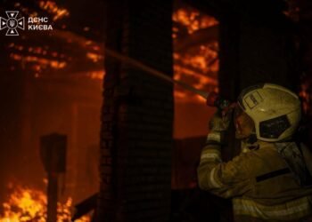 Після атаки на Київщині спалахнув логістичний центр: місто накрив густий дим