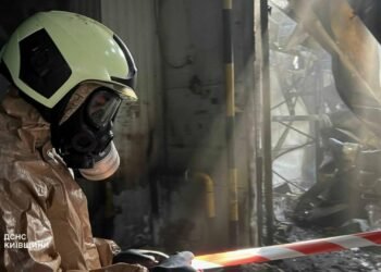 Пожежа після атаки дронів: на Київщині пошкоджені будинок і склад