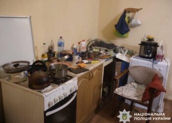 Сварка за чаркою закінчилася ножем: на Київщині жінка тяжко поранила знайомого
