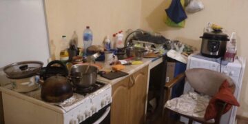 Сварка за чаркою закінчилася ножем: на Київщині жінка тяжко поранила знайомого