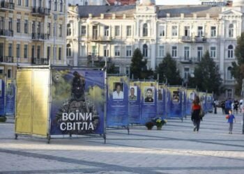Обличчя тих, хто віддав життя за Україну: у центрі Києва відкрили особливу експозицію