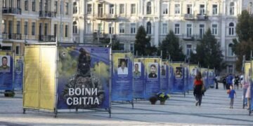 Обличчя тих, хто віддав життя за Україну: у центрі Києва відкрили особливу експозицію