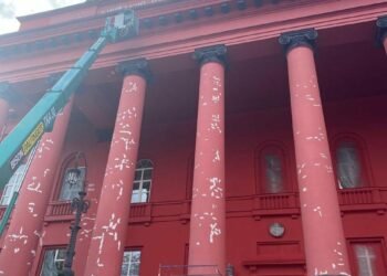 Історія після удару: у КНУ відновлять знаменитий мур