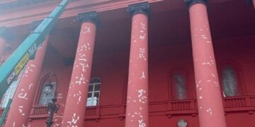 Історія після удару: у КНУ відновлять знаменитий мур