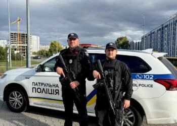 Оперативно знайшли та врятували: у Києві патрульні не дали чоловікові вчинити непоправне