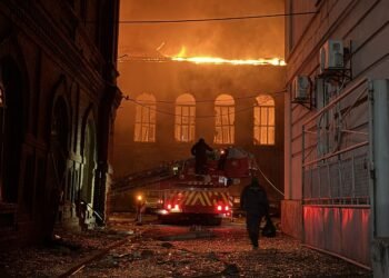 РФ накрыла ударами 10 областей: разрушены ТЦ, университет и дома, есть погибшие
