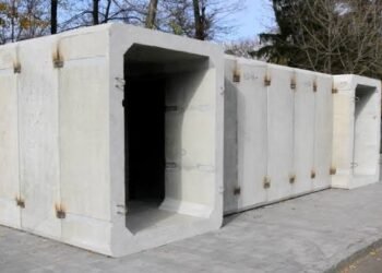 Ховатися просто на зупинці: у Києві встановлять десятки мобільних укриттів