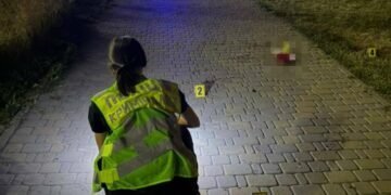 Боєприпас опинився серед людей: у Києві прогримів вибух, є постраждалі
