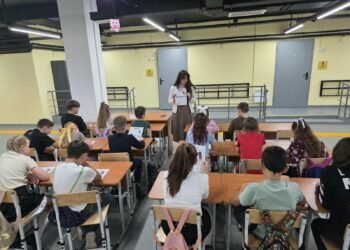 У Києві школярів повертають у класи, але не всіх: кого залишили вдома