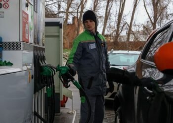 Дизель по 105 грн та бензин по 94: що буде з цінами на АЗС та чи загрожує Україні дефіцит