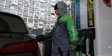 Найдорожчий бензин та дизель сягнули позначки у 100 грн: актуальні ціни на АЗС 13 вересня