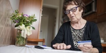 Пенсионерам за границей могут остановить выплаты: юрист назвала причину