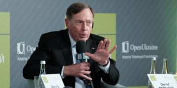 Инициатива на фронте принадлежит Украине, – эксдиректор ЦРУ Петреус