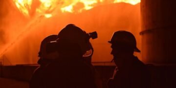 Россия ударила по складам под Киевом, начался сильный пожар