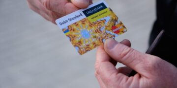 Пенсию переведут на Укрпочту без спроса: кому нужно успеть до 15 сентября