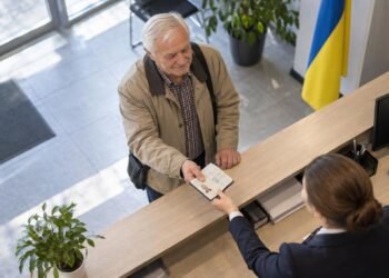 Кому из пенсионеров нужно пройти идентификацию до конца года: список от ПФУ