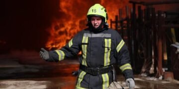 Атака на Київ: уламки дрона впали на склад, спалахнула пожежа