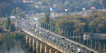 Київ у заторах: між Лівим і Правим берегами ввели обмеження, – ФОТО