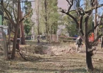Потужний вибух сколихнув землю: куди в Києві влучила ракета, – ВІДЕО
