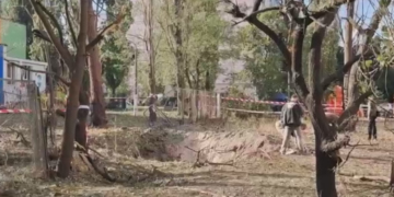 Потужний вибух сколихнув землю: куди в Києві влучила ракета, – ВІДЕО