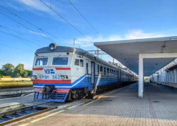 Хаос і обмеження на залізниці: в Києві зупинилось десятки потягів