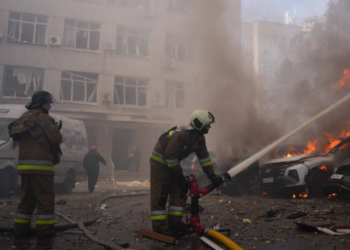 Кілометри чорного диму: в Києві горить медичний центр, – ВІДЕО