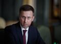 Бруківка та парки почекають: Кабмін скорочує видатки через затримку допомоги
