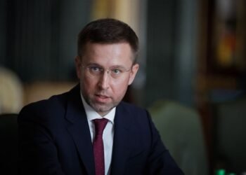 Бруківка та парки почекають: Кабмін скорочує видатки через затримку допомоги