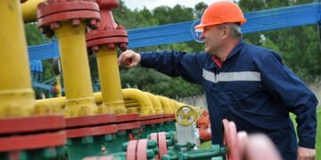 ЄС став ще залежнішим від газу Росії попри заборону, але Україна може це припинити, – ЗМІ