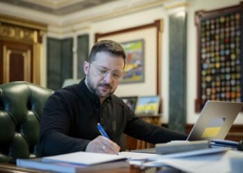 Зеленский предлагает давать “офисникам” до 12 лет тюрьмы: что известно о законопроекте