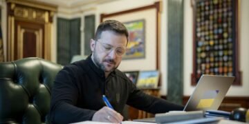 Зеленский предлагает давать “офисникам” до 12 лет тюрьмы: что известно о законопроекте