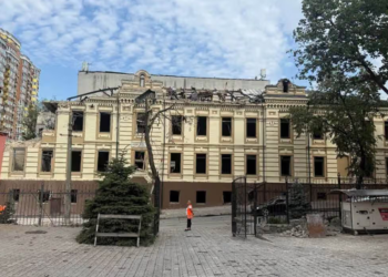 Дах уже знищували, тепер розбирають стіни: нова загроза для історичної будівлі Києва