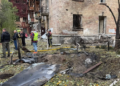 Черги, поліція і обмеження на місці обстрілу в Києві: що відбувається, – ФОТО
