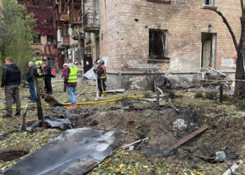 Черги, поліція і обмеження на місці обстрілу в Києві: що відбувається, – ФОТО