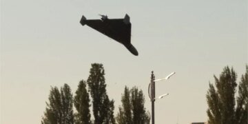Подвійне влучання ворожого дрона спричинило пожежу в Києві