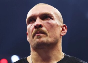 Усик спародіював святкування Роналду на тлі футболки Мессі