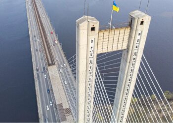 Південний міст у Києві не має критичних пошкоджень після атаки рф – що з рухом транспорту і метро